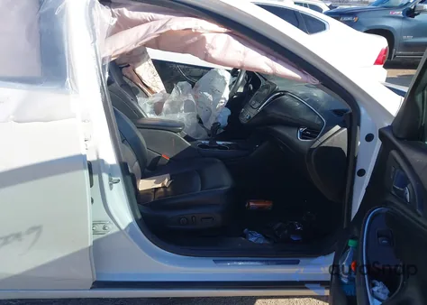 2016 Chevrolet Malibu Premier z USA, uszkodzony, nr VIN 1G1ZH5SXXGF192535